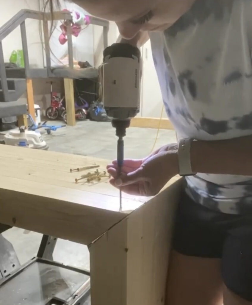Screwing the table together